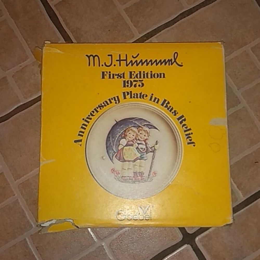 First Edition 1975 M.J. Hummnl
